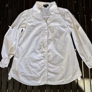 Spense Petite White Button-Up Shirt
Come from pet /smoke free home .